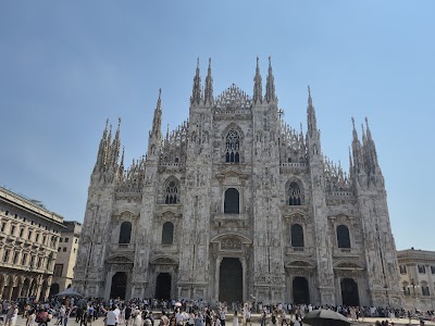 ミラノ大聖堂の壮大なゴシック建築のファサード