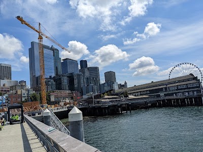 シアトルウォーターフロントの大観覧車とエリオット湾