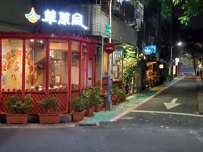 永康街の飲食店が並ぶ通り