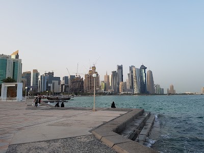 コルニーシュ遊歩道とウエストベイのスカイライン