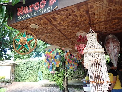 職人がギターを手作りする工房の様子