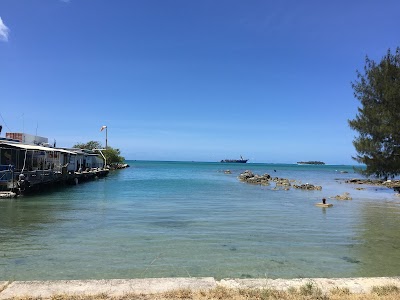 マニャガハ島の真っ白な砂浜とターコイズブルーの海