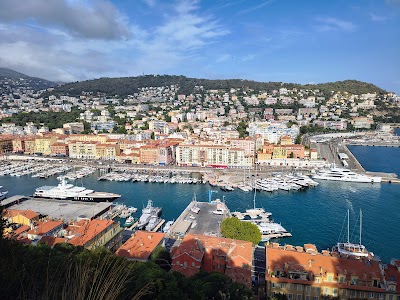 ニース港のカラフルな建物とヨット