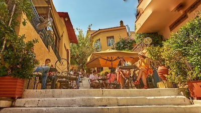 白壁の家とブーゲンビリアが美しいアナフィオティカ地区