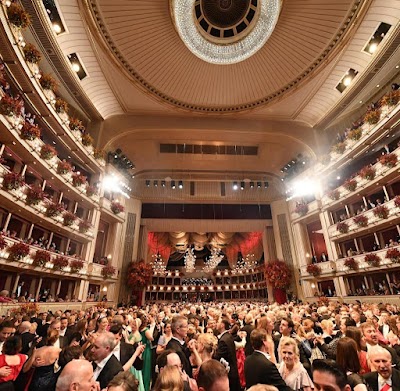 ウィーン国立歌劇場の豪華な内部