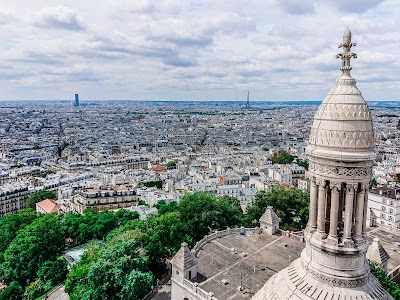 テルトル広場で絵を描くアーティストとカフェテラスの風景