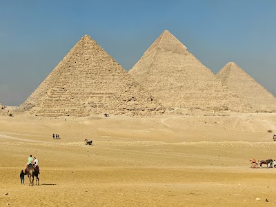 ギザの三大ピラミッドと砂漠の全景