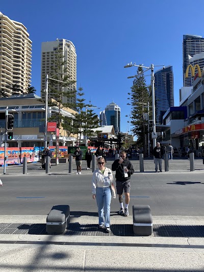 カビル・アベニューの賑やかなショッピングストリート