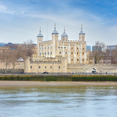 ロンドン塔のホワイトタワーと城壁