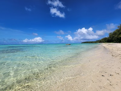 パウパウビーチの穏やかな波と夕日