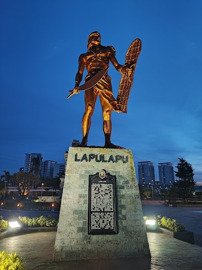 ラプラプ王の記念碑とマゼランの碑