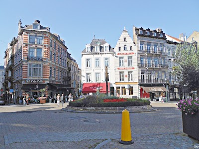 サブロン広場のアンティーク市と教会