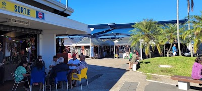 ヌメア朝市に並ぶトロピカルフルーツ