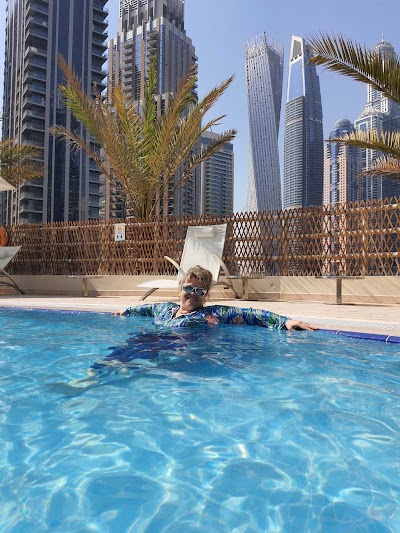 ドバイ・マリーナの高層ビル群と夜景