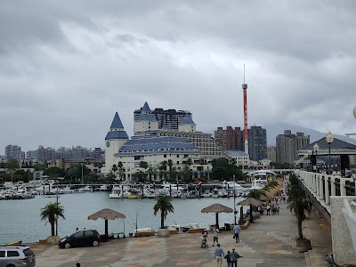 淡水河に沈む夕日と港の風景
