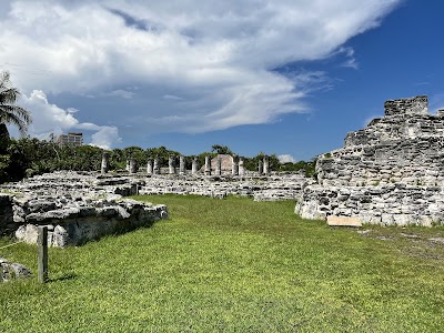 エル・レイ遺跡の石造りの神殿とイグアナ