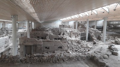 アクロティリ遺跡の古代の通りと建物跡