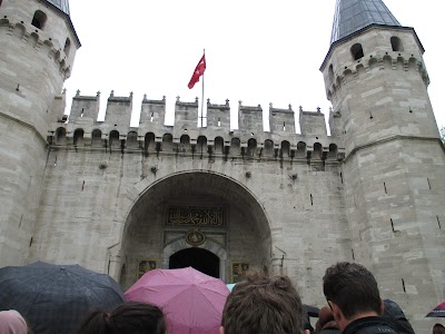 トプカプ宮殿の門と中庭の風景