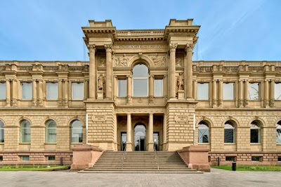 シュテーデル美術館の外観と庭園