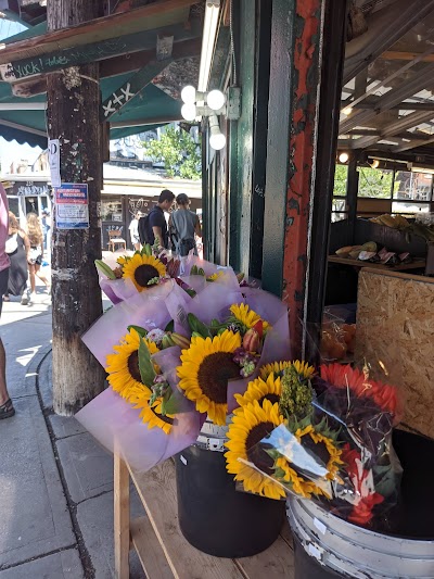 ケンジントンマーケットのカラフルな店舗と壁画