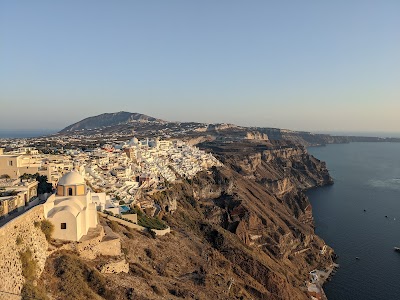 カルデラの断崖に建つフィラの白い建物群