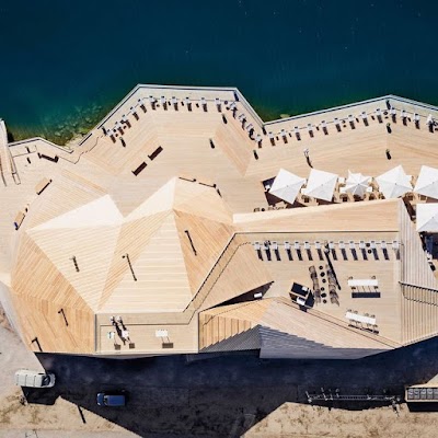 海に面したロウリュ公共サウナの木造外観