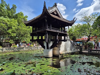 蓮池の中に1本の柱で立つ一柱寺