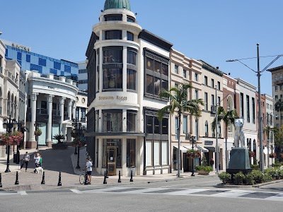 ロデオドライブの高級ブランド店が並ぶ通り