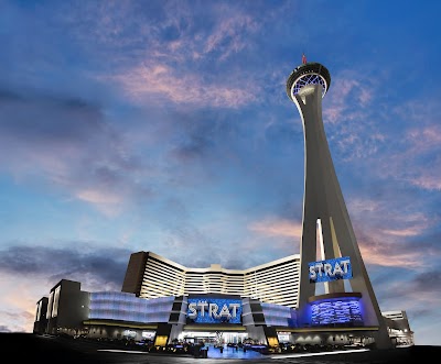 ストラトスフィアタワーの外観と青空