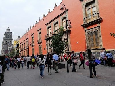 国立宮殿の回廊に描かれたディエゴ・リベラの壁画