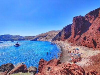赤い断崖とエーゲ海のレッドビーチ
