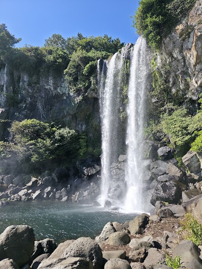 海に直接落ちる正房瀑布