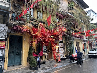 旧市街の狭い通りとバイクの群れ