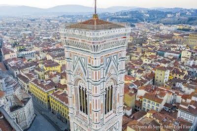 ジョットの鐘楼の多色大理石の外観