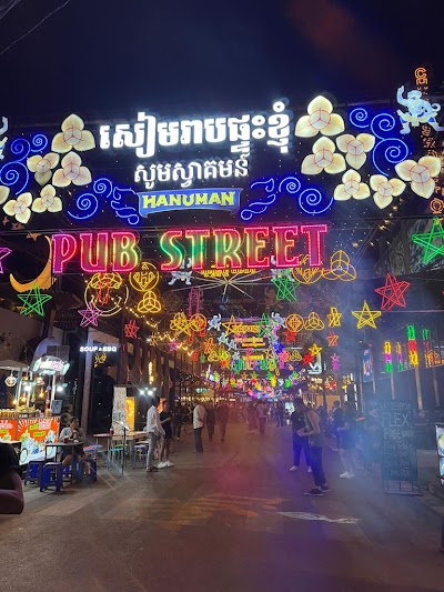 パブストリートのネオンとナイトライフ