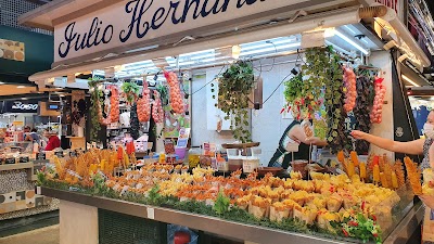 ボケリア市場の色鮮やかなフルーツとハモンの屋台