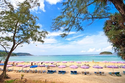 カタビーチの透明な海と砂浜