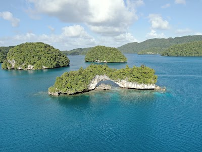 石灰岩のナチュラルアーチをくぐるボート