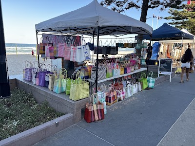 サーファーズ・パラダイスの黄金色のサンセット