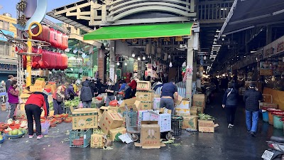 士林夜市の提灯に照らされた通り