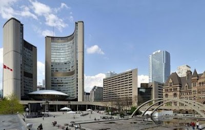 ネイサンフィリップススクエアのTORONTOサインと市庁舎