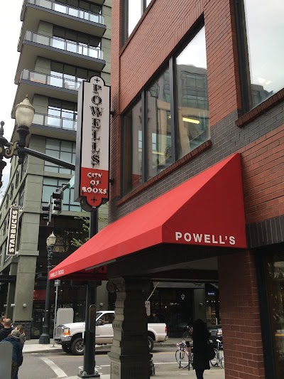 パウエルズ書店の巨大な書架と通路