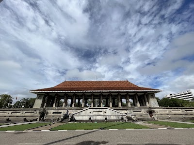 独立記念ホールの列柱と緑豊かな広場