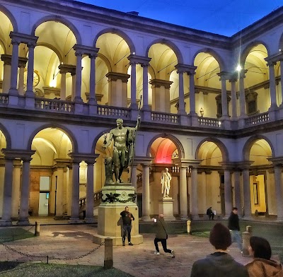 ブレラ地区の石畳の通りとギャラリー