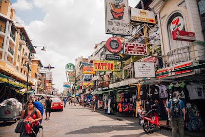 カオサンロードの夜のネオンと屋台
