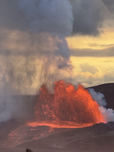 キラウエア火山のハレマウマウ火口と蒸気