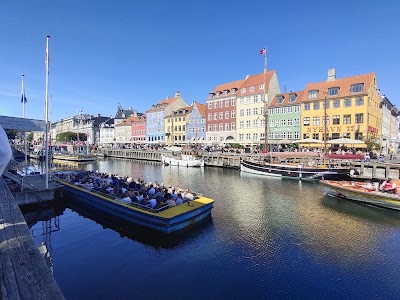 運河クルーズから見たニューハウンのカラフルな家並み