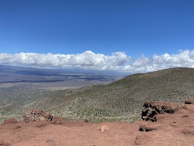 マウナケア山のビジターステーションと星空
