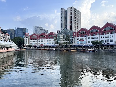 クラークキーのカラフルな建物と川沿いのレストラン