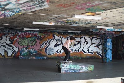 サウスバンクのテムズ川沿い遊歩道とロンドンアイ